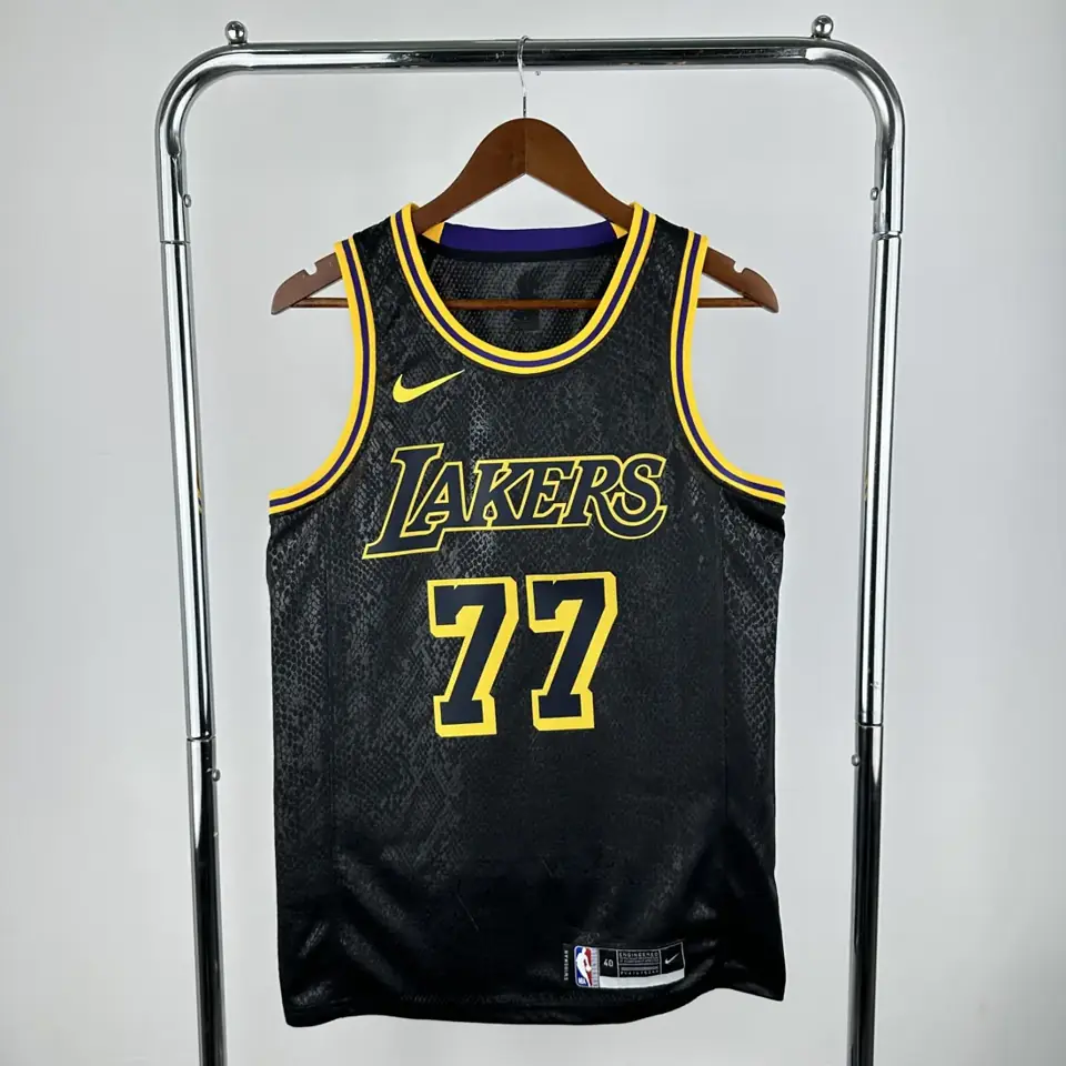 Lakers piel de serpiente número 77 Doncic