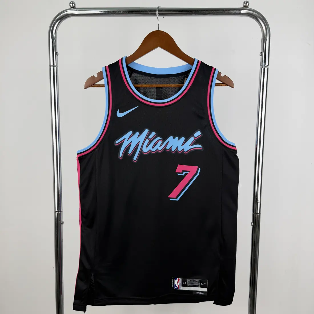 Heat cuello redondo negro nº 7 Antetokounmpo