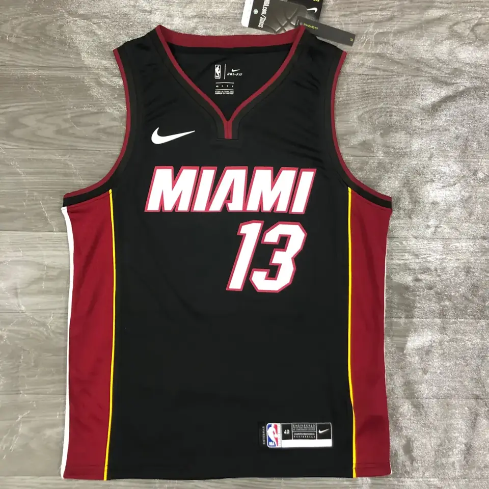 Heat cuello en V negro número 13 Adebayo