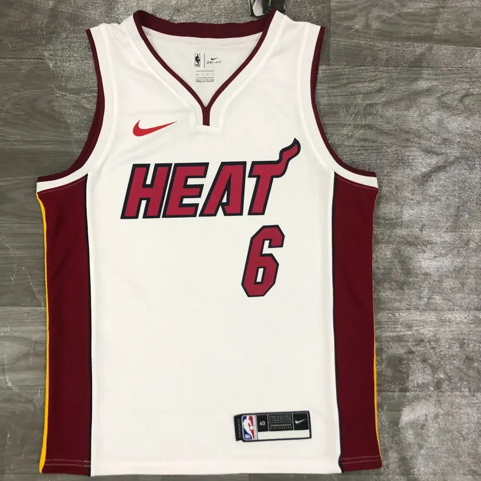 Heat cuello en V blanco número 6 James