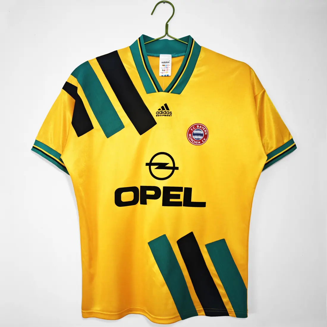 Temporada 1993/95 Bayern de Múnich visitante retro 3B