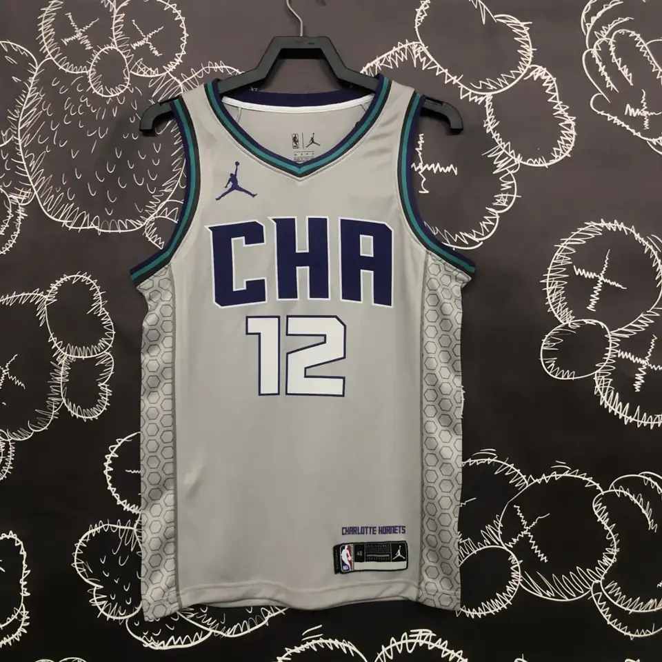 Temporada 19 Hornets gris número 12 Oubre