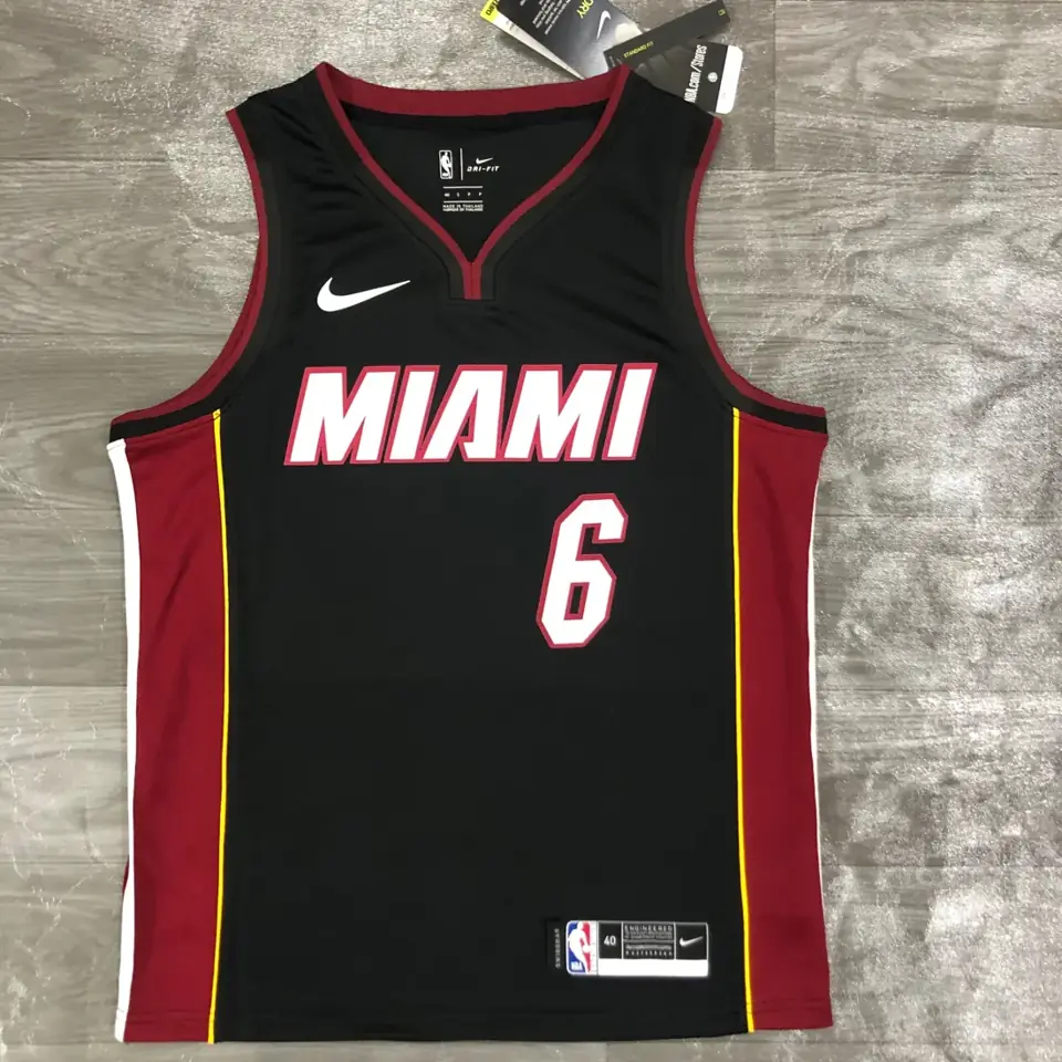 Heat cuello en V negro número 6 James