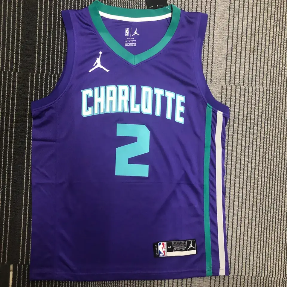 Hornets morado número 2 Ball