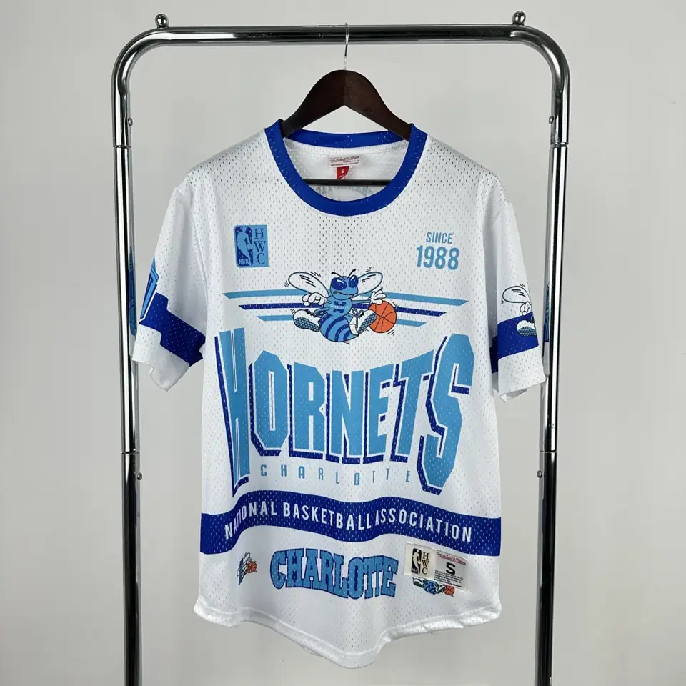 Modelo 26 MN retro de manga corta Hornets