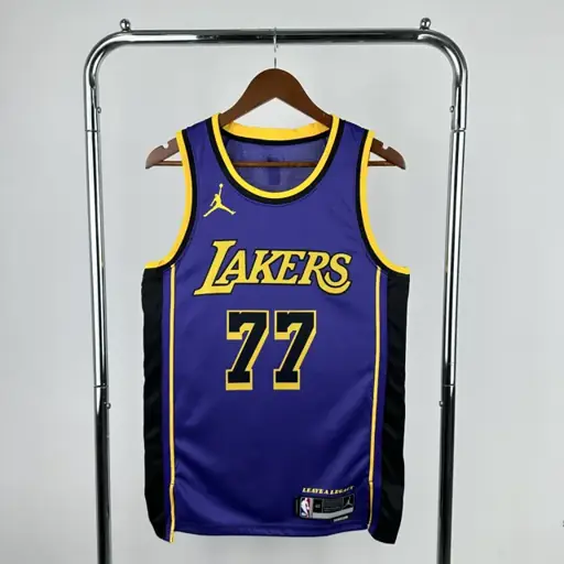 Temporada 23 Lakers Versión Jumpman número 77 Dončić