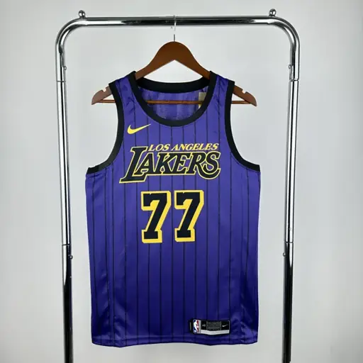 Temporada 2021 Lakers morado a rayas número 77 Doncic