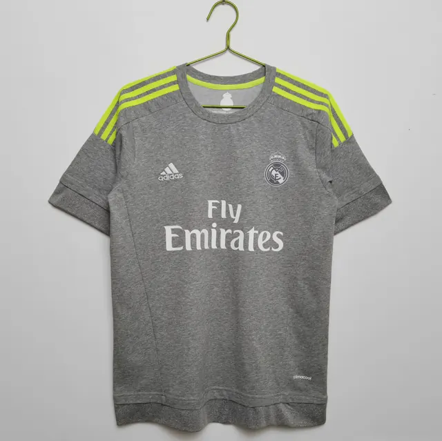 Temporada 2015/16 Real Madrid visitante retro 8A