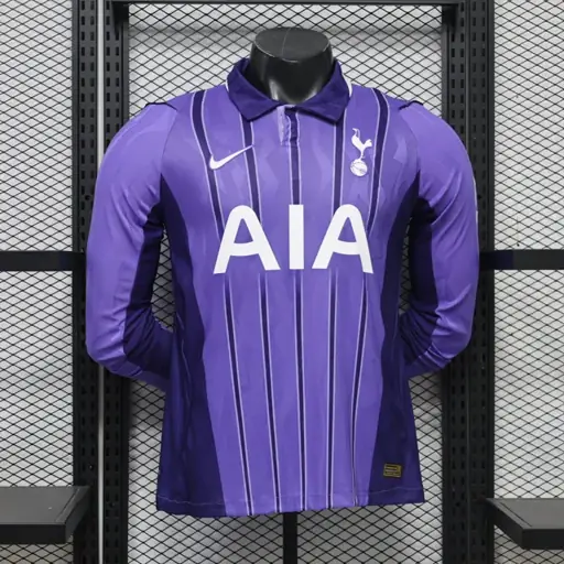 En el segundo partido fuera de casa del Tottenham en la temporada 26-27, los uniformes fueron de color morado y de manga larga, en tallas desde la S hasta la 2XL.