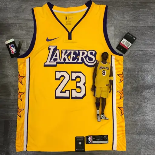 Los Angeles Lakers con estrellas nº 23 James