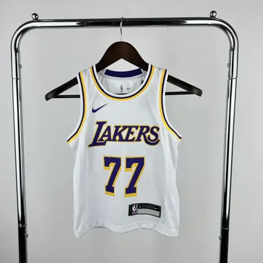 Infantil: temporada 23 Lakers blanco número 77 Dončić