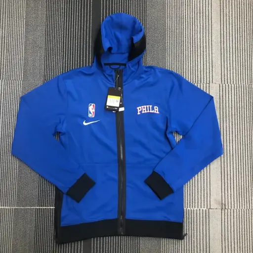 Producto auténtico de tienda oficial internacional: chaqueta de calentamiento versión de jugador GI de los 76ers de Filadelfia