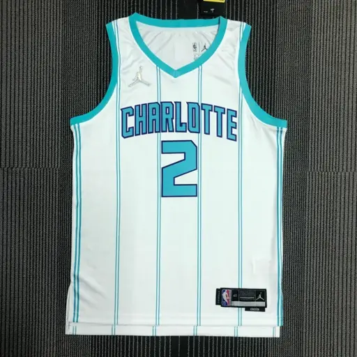 75 aniversario Hornets blanco número 2 Ball