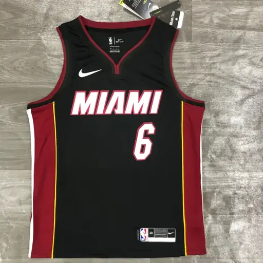 Heat cuello en V negro número 6 James