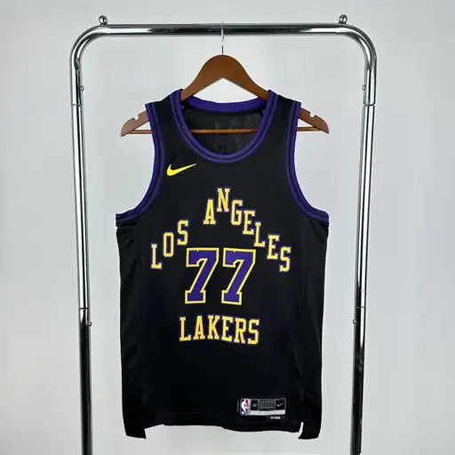 Temporada 26 Lakers Edición City n.º 77 Doncic
