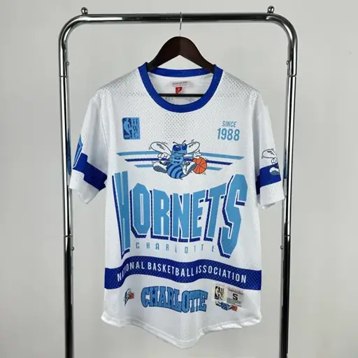Modelo 26 MN retro de manga corta Hornets