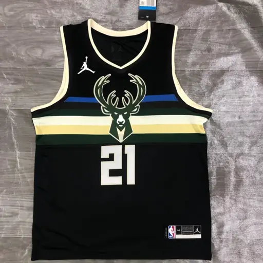 Temporada 21 Milwaukee Bucks Camiseta temática Jordan número 21 Holiday