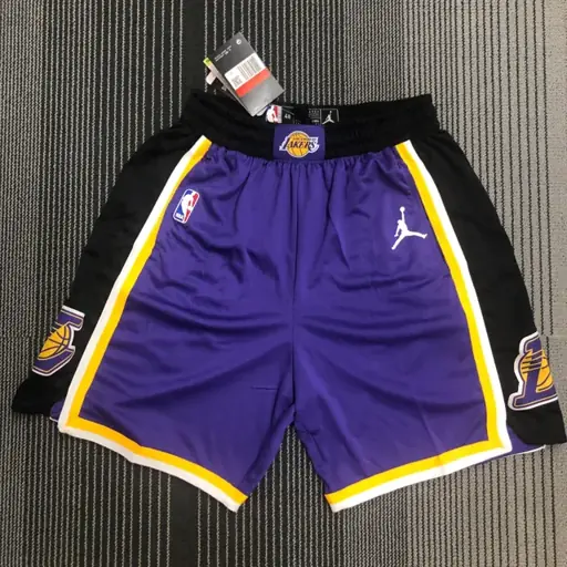 Pantalones cortos morados modelo Air de los Lakers, temporada 21