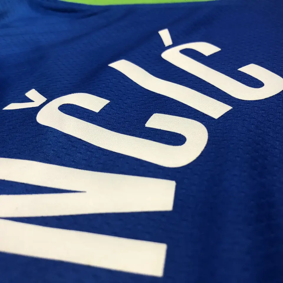 Foto 4 de Temporada 20 Dallas Mavericks camiseta edición limitada con degradado n.º 77 Luka Dončić