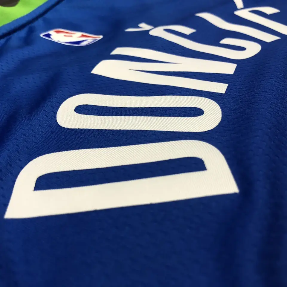 Foto 5 de Temporada 20 Dallas Mavericks camiseta edición limitada con degradado n.º 77 Luka Dončić