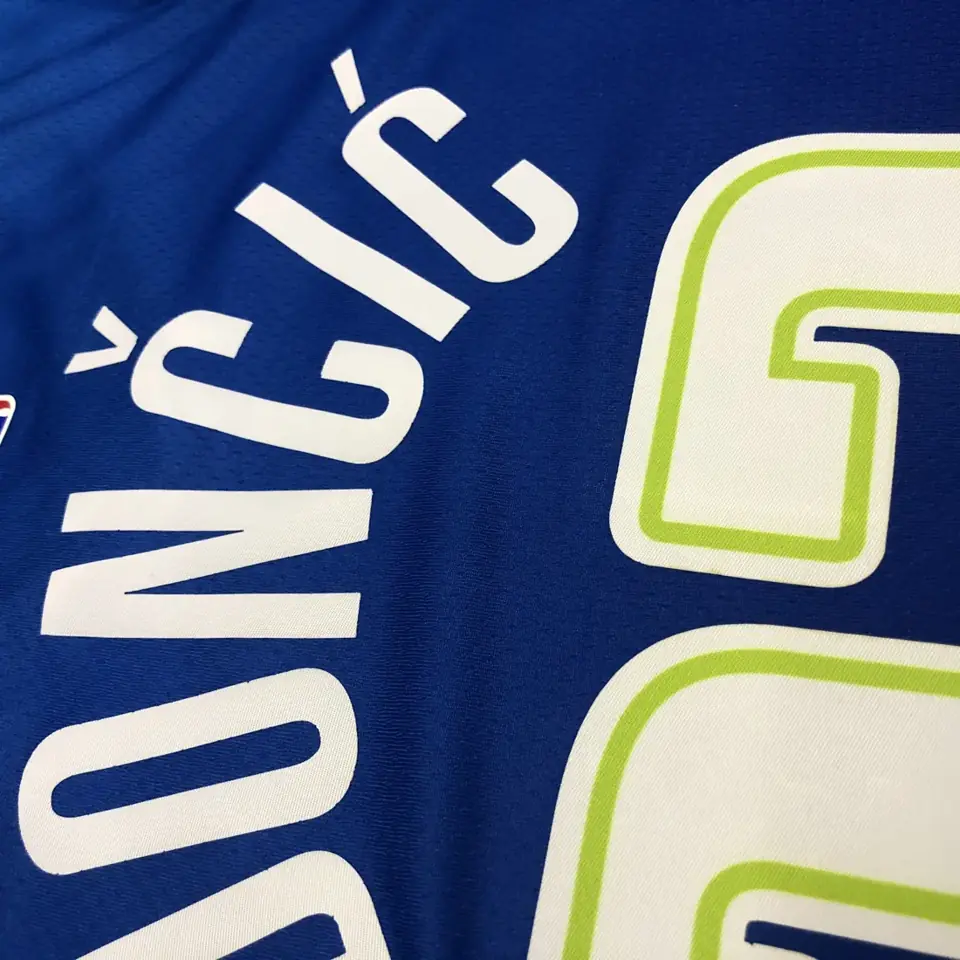 Foto 6 de Temporada 20 Dallas Mavericks camiseta edición limitada con degradado n.º 77 Luka Dončić