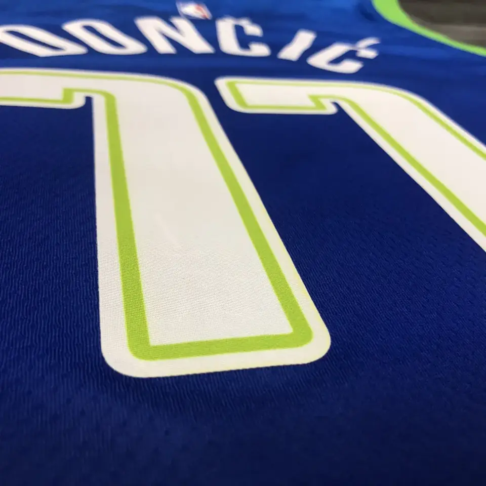 Foto 7 de Temporada 20 Dallas Mavericks camiseta edición limitada con degradado n.º 77 Luka Dončić