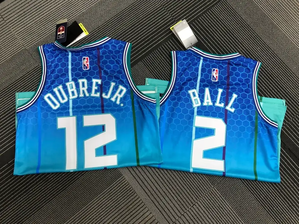 Foto 2 de Temporada 22 Hornets Edición City n.º 2 Ball