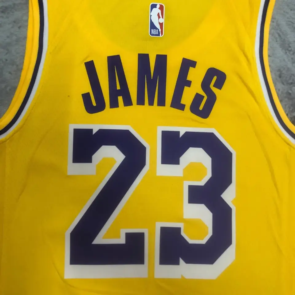 Foto 2 de Temporada 23 Los Angeles Lakers cuello redondo amarillo n.º 23 James