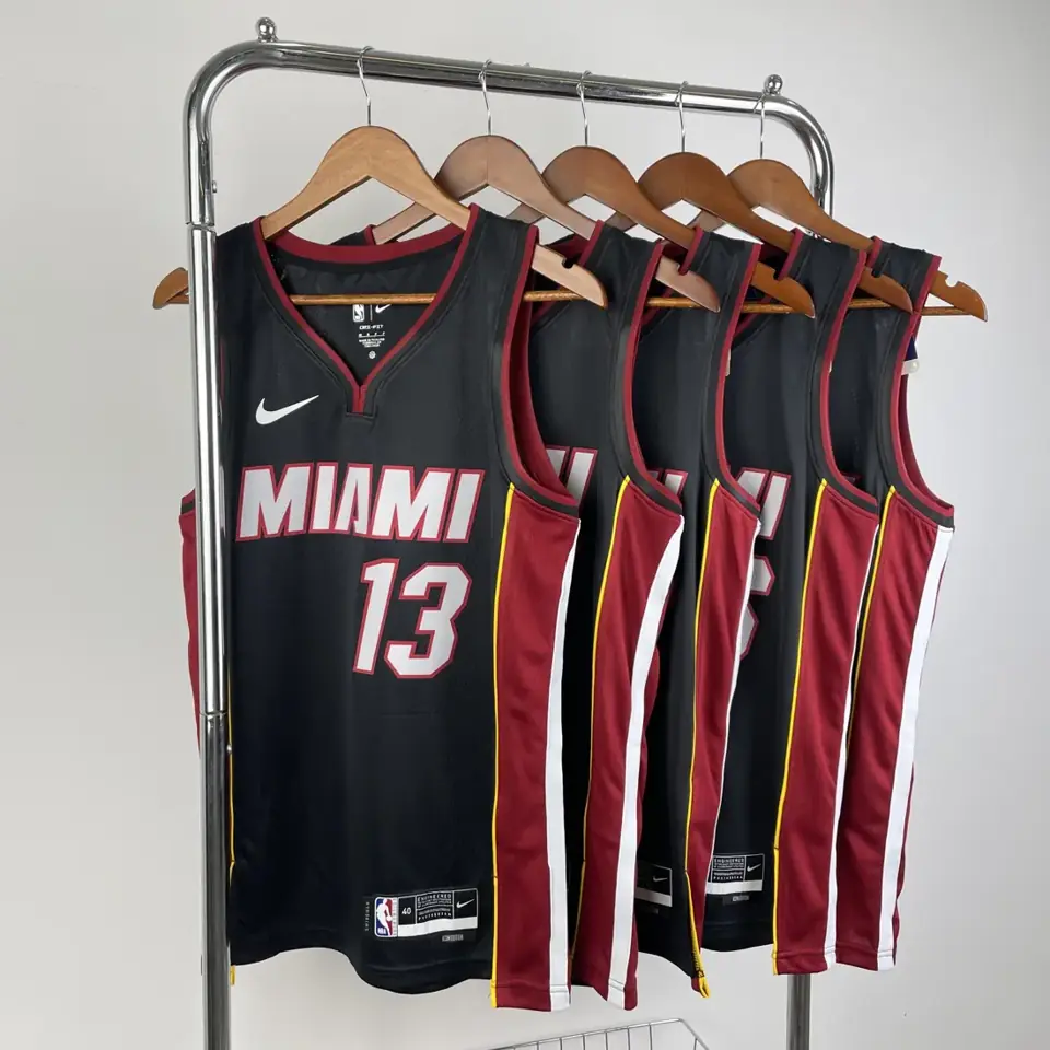 Foto 2 de Temporada 23 Miami Heat camiseta cuello en V negra número 13 Adebayo