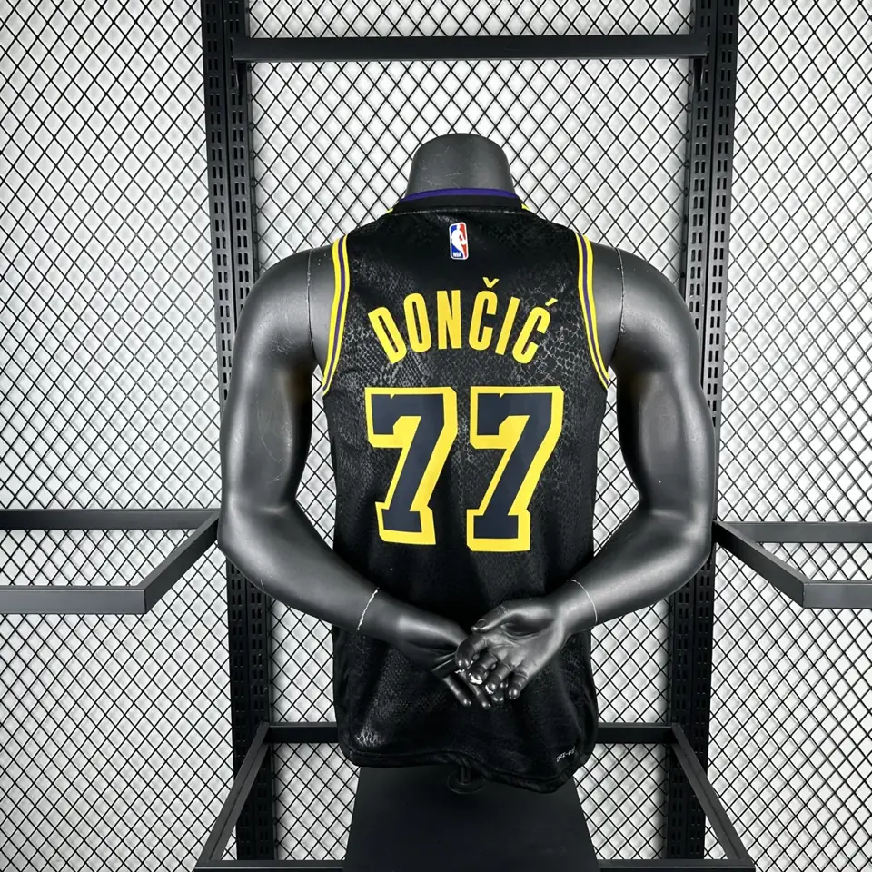 Foto 2 de Lakers piel de serpiente número 77 Doncic