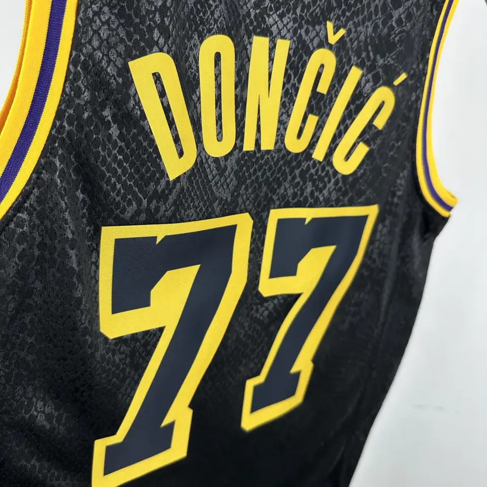Foto 5 de Lakers piel de serpiente número 77 Doncic