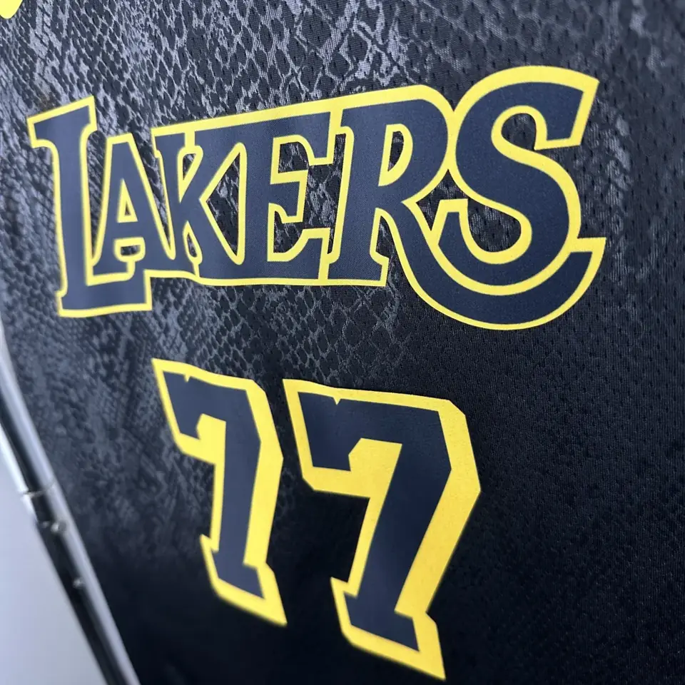Foto 8 de Lakers piel de serpiente número 77 Doncic