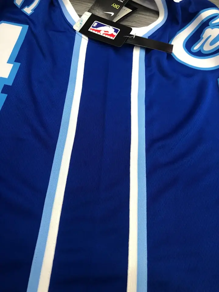 Foto 8 de Los Angeles Lakers colaboración con cantante latino azul número 24 Kobe Bryant
