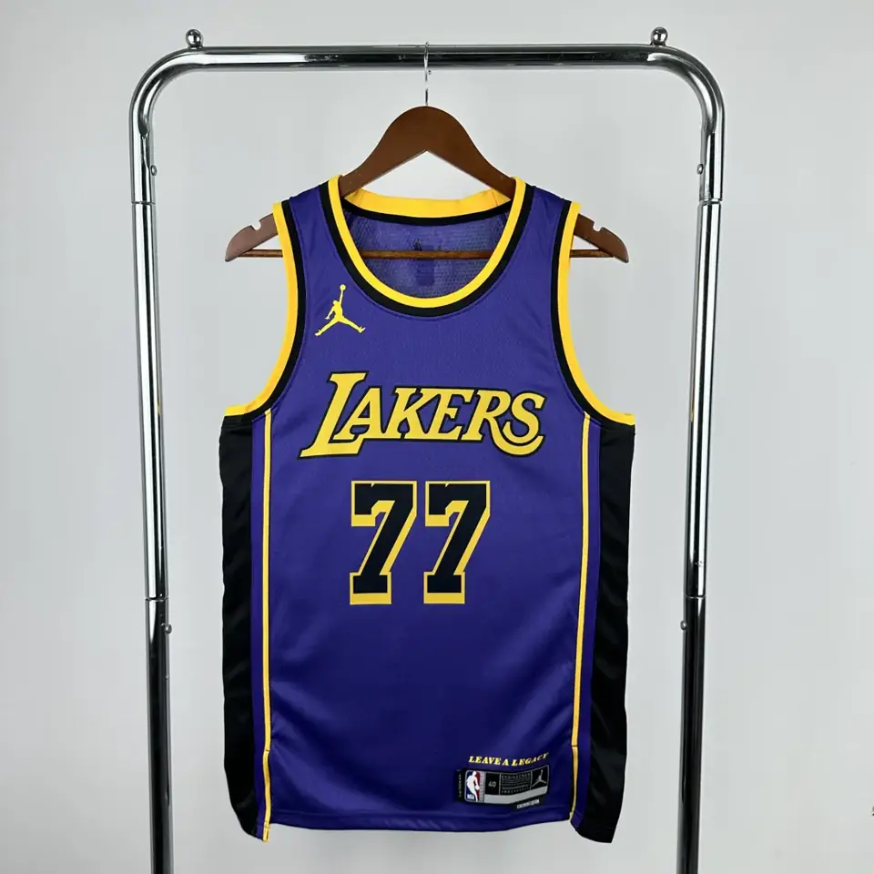 Foto 1 de Temporada 23 Lakers Versión Jumpman número 77 Dončić