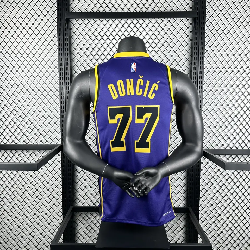 Foto 2 de Temporada 23 Lakers Versión Jumpman número 77 Dončić