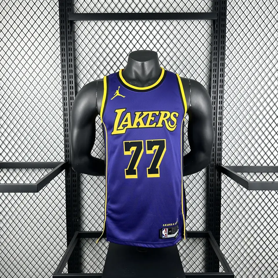 Foto 3 de Temporada 23 Lakers Versión Jumpman número 77 Dončić