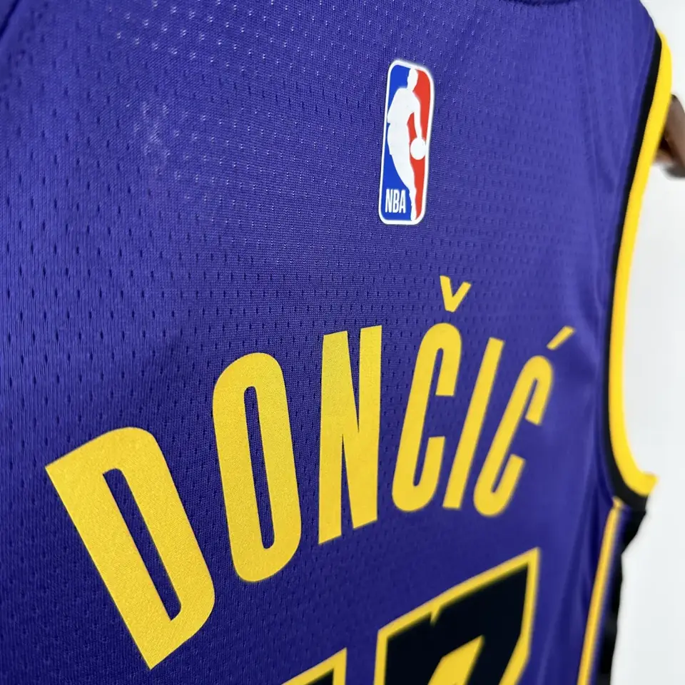 Foto 5 de Temporada 23 Lakers Versión Jumpman número 77 Dončić