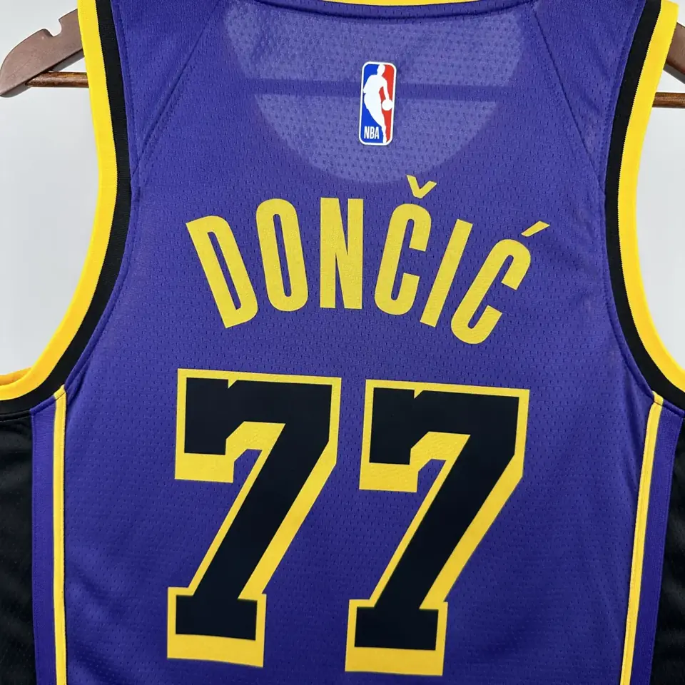 Foto 6 de Temporada 23 Lakers Versión Jumpman número 77 Dončić