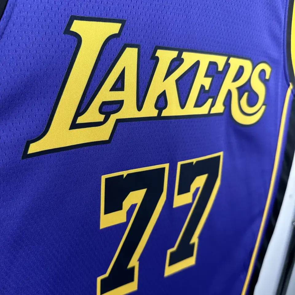 Foto 8 de Temporada 23 Lakers Versión Jumpman número 77 Dončić
