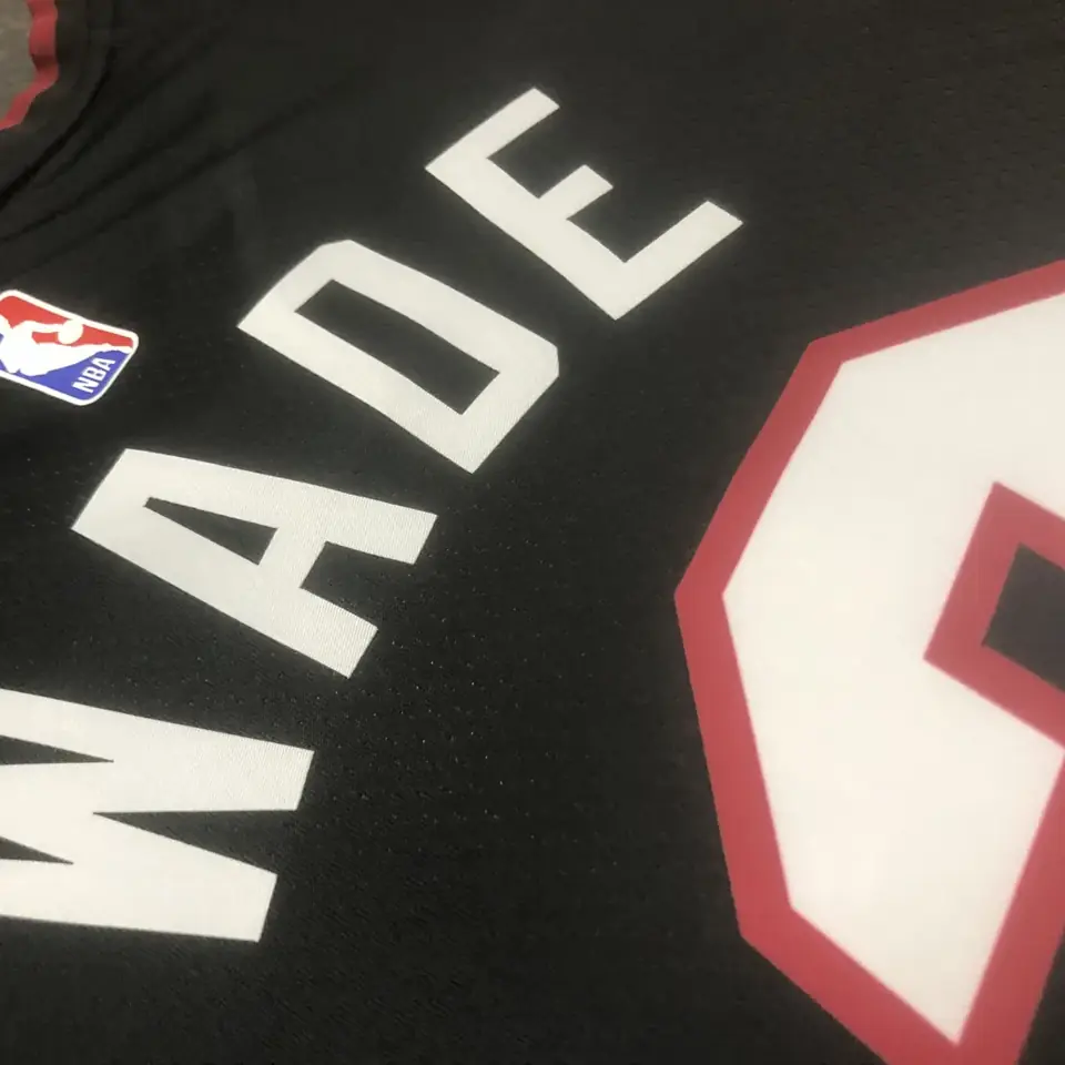 Foto 2 de Temporada 23 Miami Heat camiseta cuello en V negra número 3 Wade