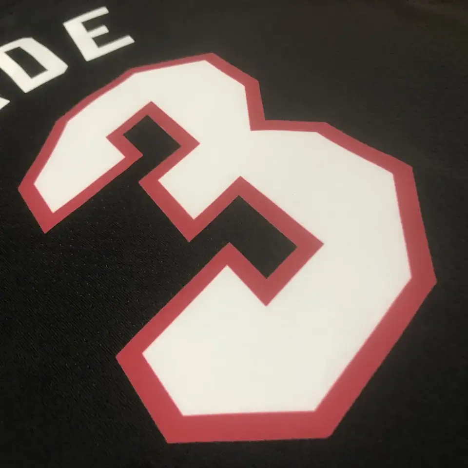 Foto 3 de Temporada 23 Miami Heat camiseta cuello en V negra número 3 Wade