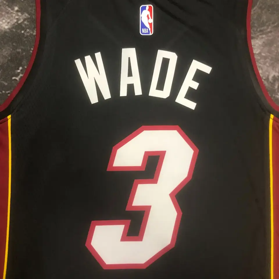 Foto 4 de Temporada 23 Miami Heat camiseta cuello en V negra número 3 Wade