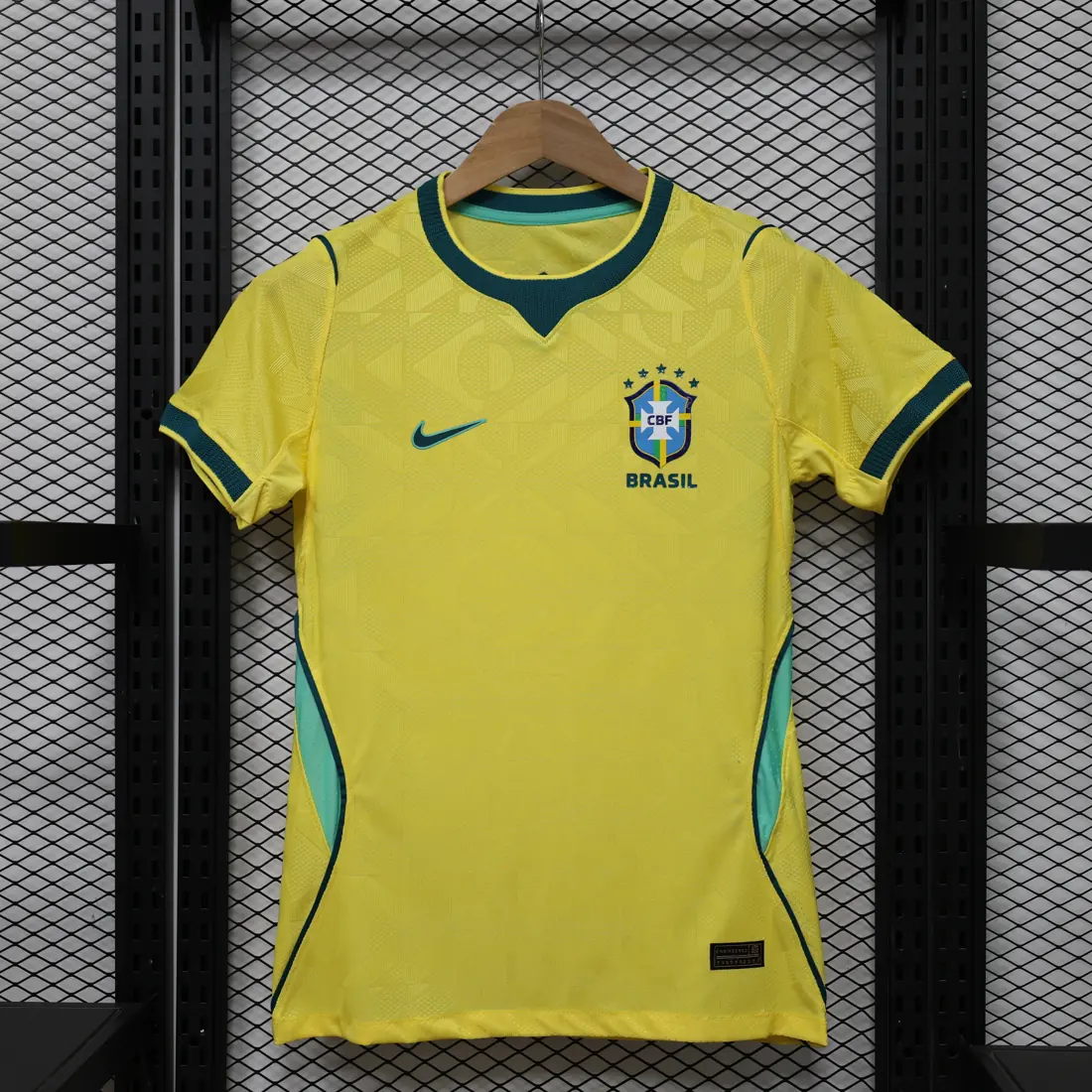 Foto 1 de Versión jugador 26/27 - Mujer Brasil local (costuras prensadas) S a 2XL