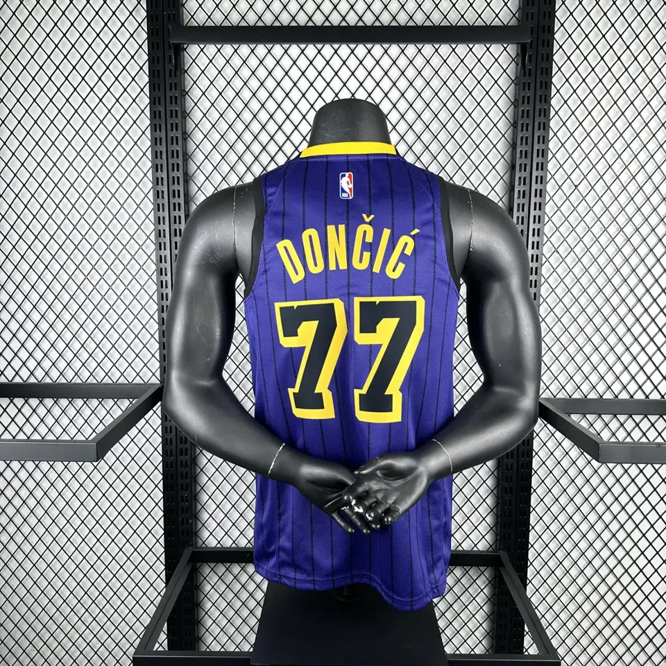 Foto 2 de Temporada 2021 Lakers morado a rayas número 77 Doncic