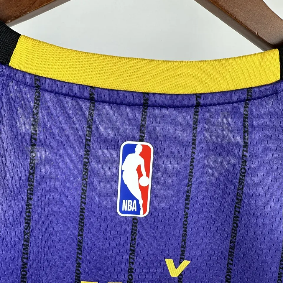 Foto 5 de Temporada 2021 Lakers morado a rayas número 77 Doncic