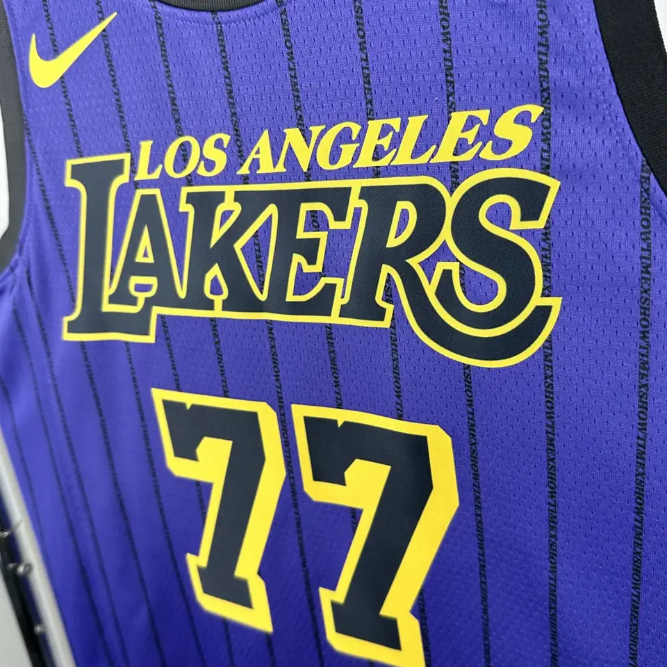 Foto 7 de Temporada 2021 Lakers morado a rayas número 77 Doncic