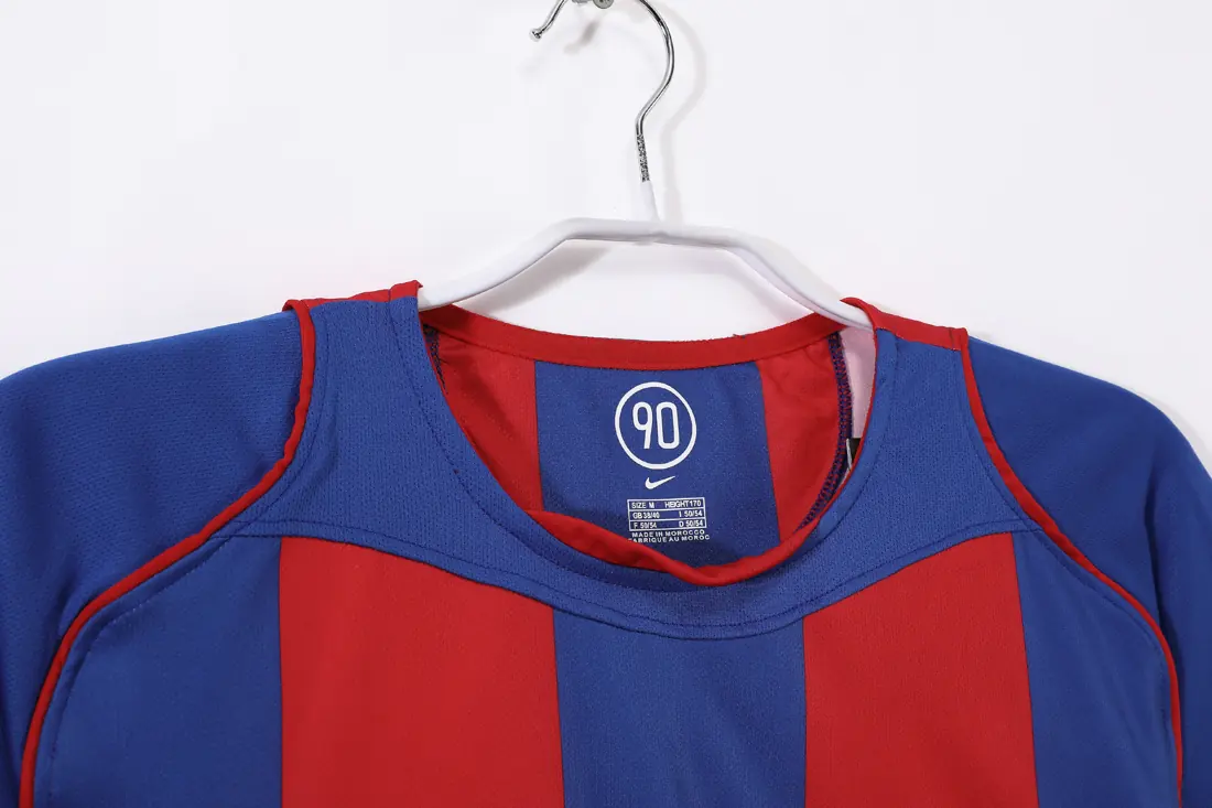 Foto 8 de Temporada 2004/05 FC Barcelona local retro 8A