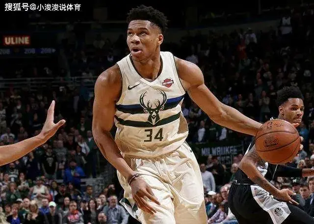 Foto 2 de Temporada 19 Milwaukee Bucks blanco crema a rayas, nº 34 Antetokounmpo