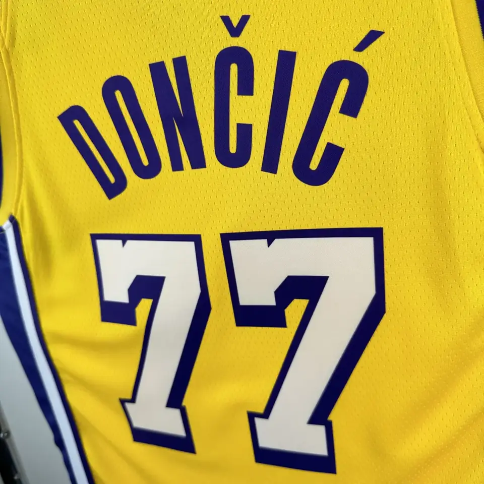 Foto 2 de Lakers Cuello en V amarillo n.º 77 Doncic