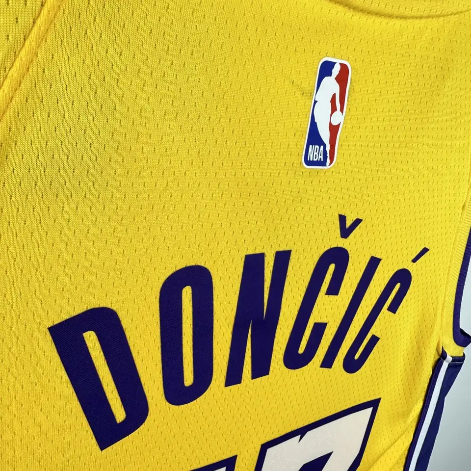 Foto 4 de Lakers Cuello en V amarillo n.º 77 Doncic